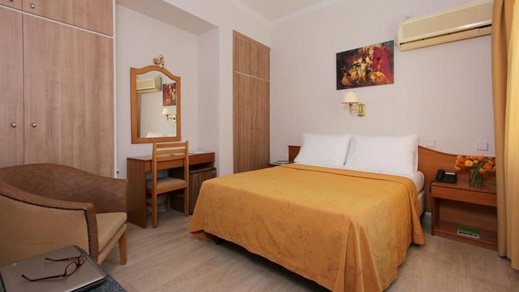 Hotelzimmer mit Doppelbett